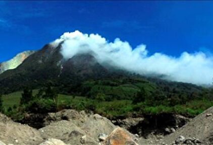 Un volcán en erupción causa la evacuación de más de 12.000 personas