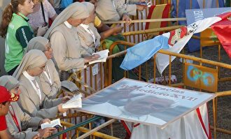 Monjas rezando por Benedicto XVI. | Archivo