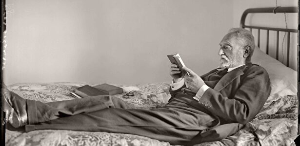 Don Miguel de Unamuno, leyendo en su cama | Cordon Press