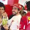 La uvas de Alonso: El piloto español acabó séptimo en los libres del viernes y dejó una de las imágenes curiosas del Gran Premio de Japón comiendo unas uvas en el garaje de Ferrari. | EFE