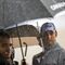 Alerta de tifón: El tifón Phanfome amenaza la disputa d ela carrera. En la imagen, Jenson Button con paraguas. | EFE