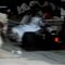 Mecánico, profesión de riesgo: Kamui Kobayashi, durante el Gran Premio de Gran Bretaña 2012, no calculó su entrada en boxes y se llevó por delante a parte de su equipo.