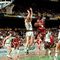 El día que anotó 63 puntos ante los Celtics: El 20 de abril de 1986 será recordado por los 63 puntos que Air Jordan saltaba a los olimpos en pleno playoff ante uno de los mejores equipos de la historia, los Boston Celtics de Larry Bird. Aún así, los Bulls cayeron en esa ronda. | Flickr