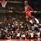 Prodigioso mate desde la línea de tiros libres: El mate más famoso de Michael Jordan. Se jugaba la victoria en el concurso de mates del All Star de 1988 ante Dominique Wilinks, de Atlanta, al que acabó superando con este espectacular salto. | Flickr