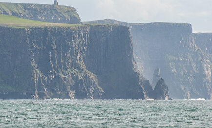 La Torre de O'Brien vista desde el barco que lleva a los viajeros hasta las Islas de Aran |  C.Jordá
