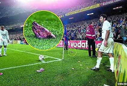 Luis Figo, en el córner del Camp Nou. | Archivo