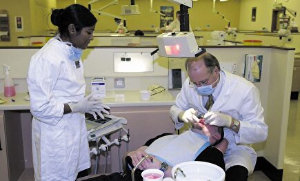 Odontólogo en su clínica | Wikipedia