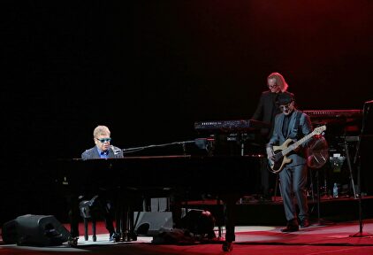 Elton John cancela su concierto entre lágrimas