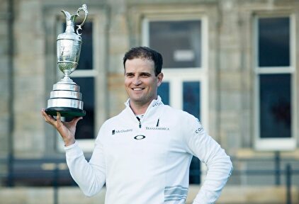 Zach Johnson posa con la Jarra de Clarete como ganador del Abierto Británico. | Cordon Press