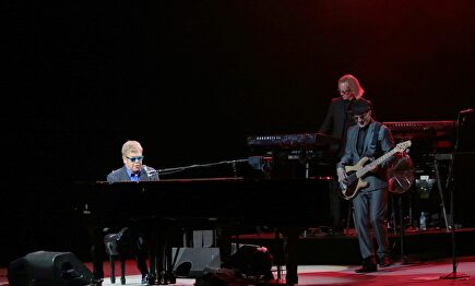 Elton John cancela su concierto entre lágrimas