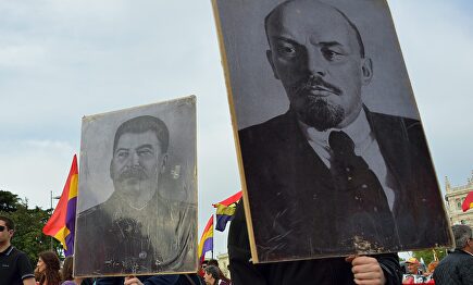 Los retratos de Lenin y Stalin, entre banderas republicanas españolas, durante una manifestación | Cordon Press