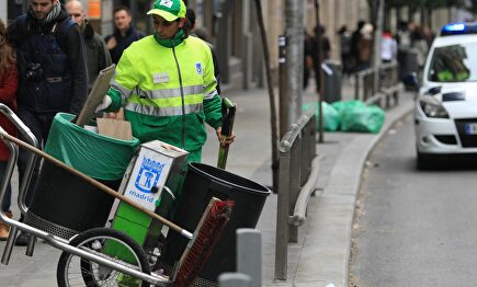 Un barrendero en una calle de Madrid | Cordon Press