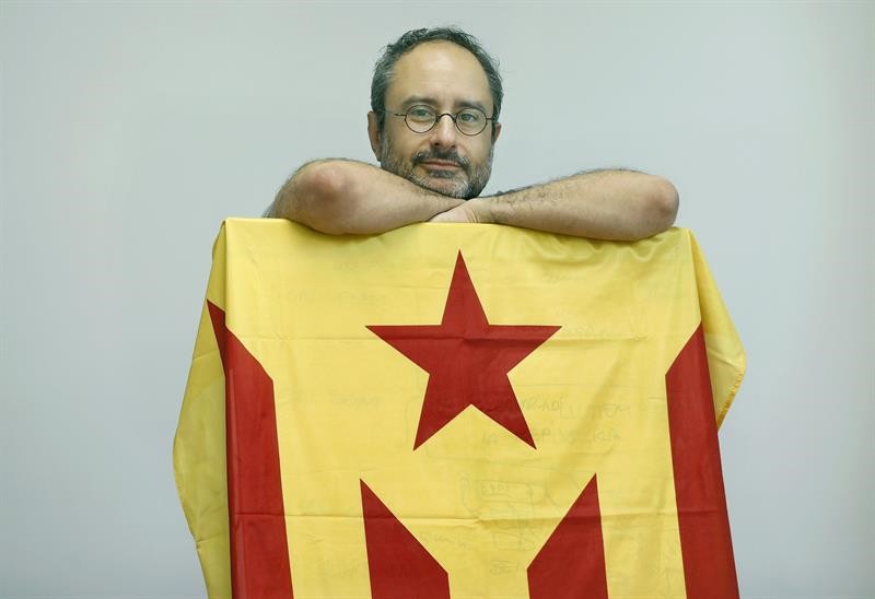 Antonio Baños, con una bandera separatista | EFE