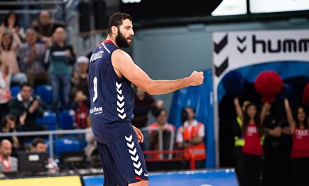Bourousis celebra un punto cuando militaba en el Baskonia | ACB Photo