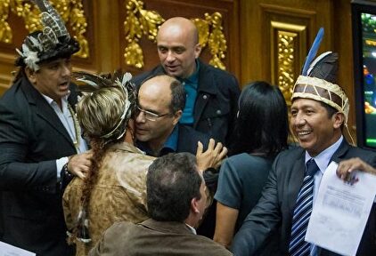 Los tres diputados que juraron sus cargos. | EFE