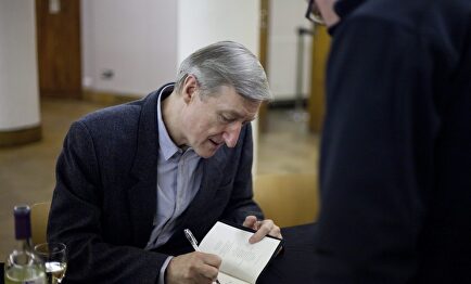 El escritor británico Julian Barnes en una firma de libros | Cordon Press