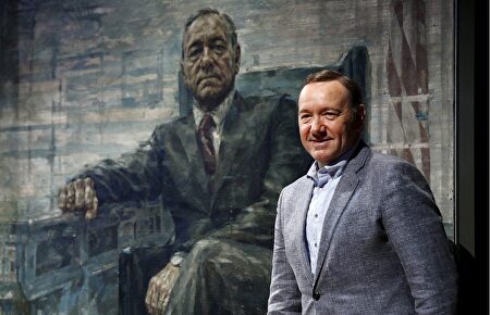 Kevin Spacey junto a su retrato en la Galería Nacional de EEUU | Cordon Press