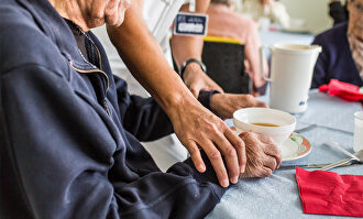 Un anciano con Alzheimer atendido en una residencia. | Cordon Press