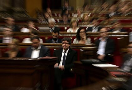 Carles Puigdemont en el Parlamento catalán | EFE