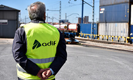Un operario de Adif supervisa unas instalaciones de tren Renfe | David Alonso