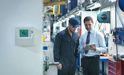 Dos trabajadores inspeccionan una fábrica | Alamy
