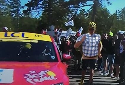 Chris Froome, corriendo durante la ascensión al Mont Ventoux. | Cordon Press