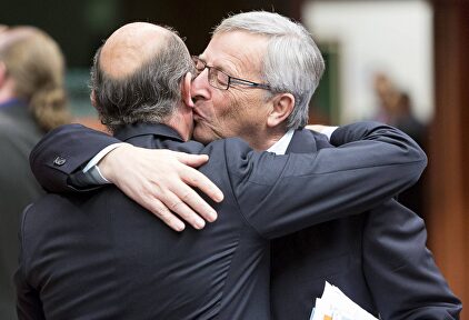 Jean Claude Juncker abraza a Luis de Guindos, durante una reunión del Eurogrupo en diciembre de 2012. | Cordon Press