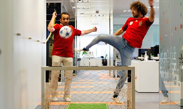 Dos empleados de Amazon en su oficina | Facebook Amazon