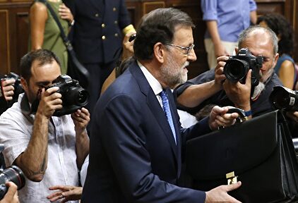 Mariano Rajoy, llegando a su escaño en el Congreso. | EFE