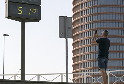 Un termómetro marca 51 grados a pleno sol en Sevilla. | Archivo