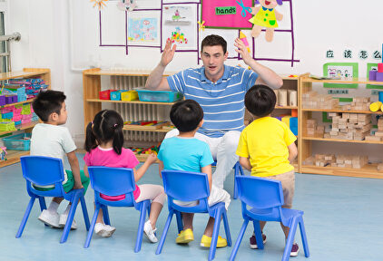 Niños en una guardería. | Alamy