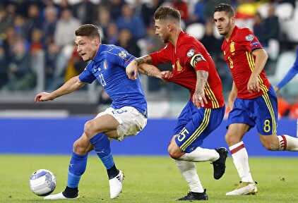 Sergio Ramos, ante Belotti en el Italia-España disputado en Turín. | Cordon Press