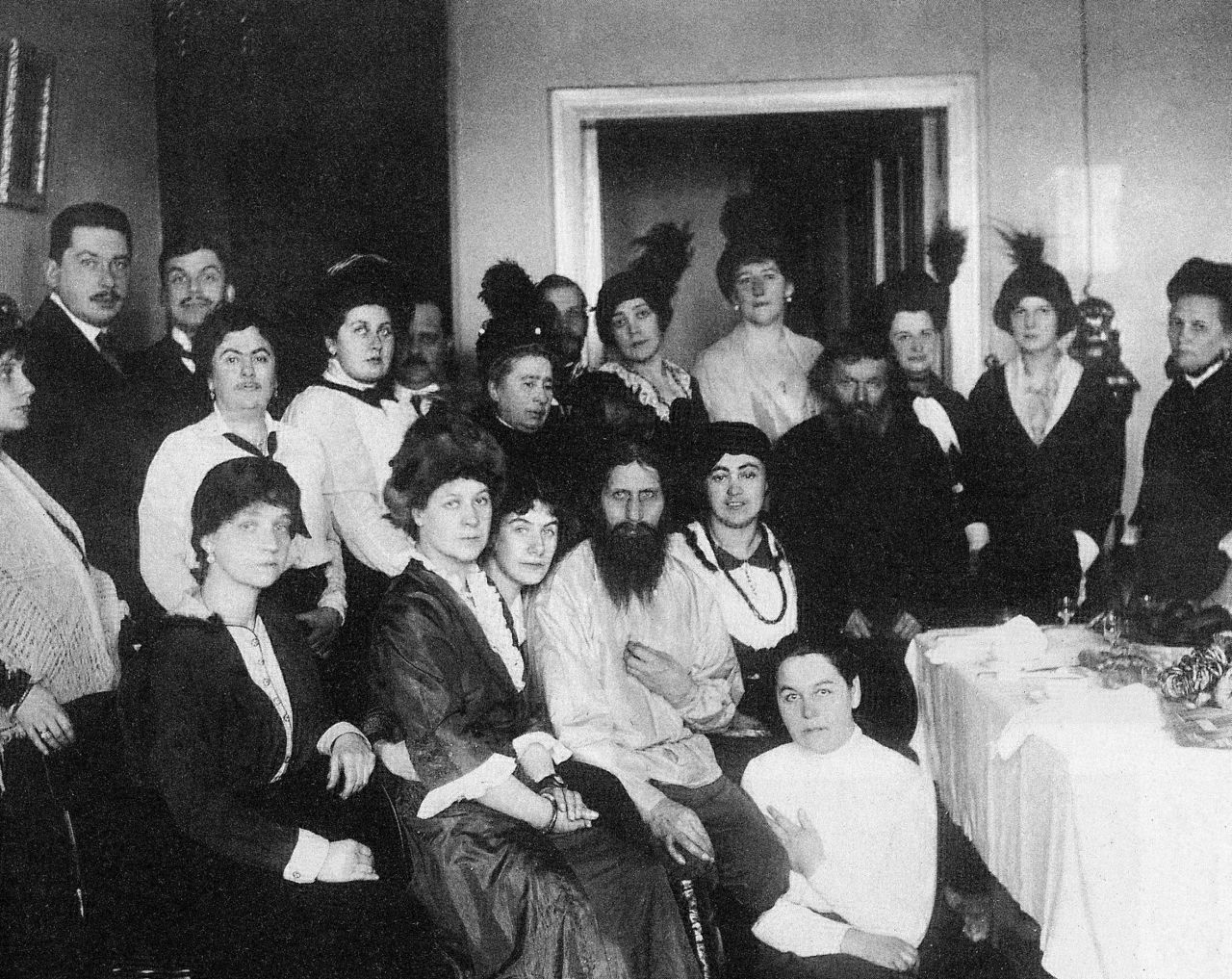 Rasputin-admiradores-1914.jpg