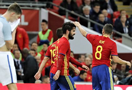 Isco Alarcón (c) es felicitado por su gol en Wembley ante Inglaterra. | EFE
