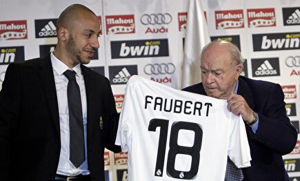 Julien Faubert, junto a Alfredo Di Stéfano en su presentación con el Real Madrid en febrero de 2009. | Cordon Press