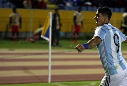 Fernando Zampedri, con la camiseta de Lautaro Martínez, celebra el gol que dio la histórica clasificación al Atlético Tucumán en Quito | Twitter
