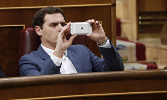 Albert Rivera con su teléfono móvil | EFE