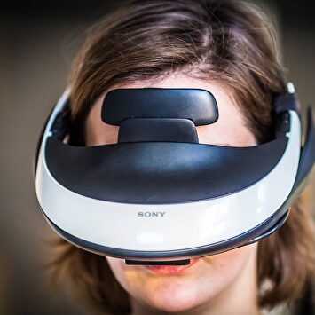 Una mujer con unas gafas de realidad virtual. |  Cordon Press