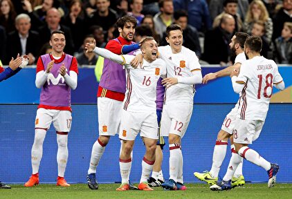 Los jugadores españoles celebran el 0-2, obra de Deulofeu (dorsal 16). | EFE