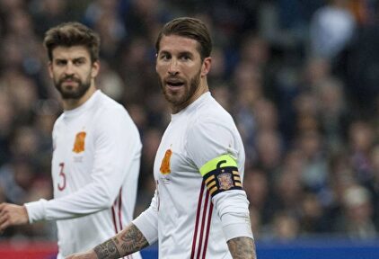 Piqué y Sergio Ramos, con la camiseta de la selección española. | Archivo