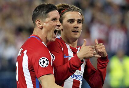 Antoine Griezmann (d) celebra junto a Torres su gol al Leicester. | EFE