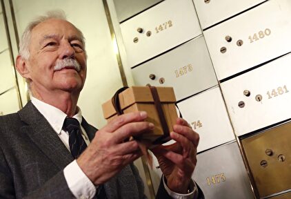 Eduardo Mendoza, antes de depositar su legado en Caja de las Letras | EFE