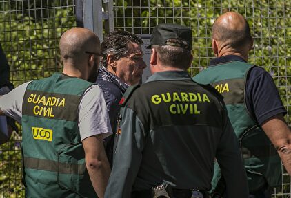 Ignacio González custodiado por la Guardia Civil | EFE