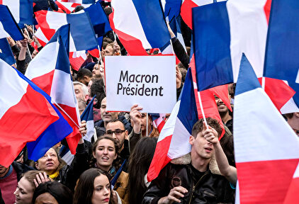 Ciudadanos apoyando a Macron | EFE
