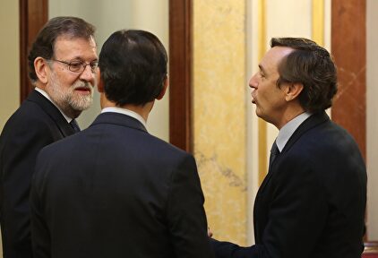 Rajoy conversa con Maillo y Hernando en los pasillos del Congreso | EFE