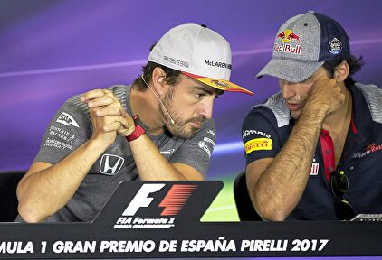 Fernando Alonso con Carlos Saínz. | EFE
