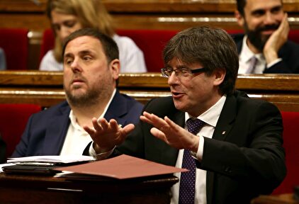Oriol Junqueras y Carles Puigdemont en el Parlamento catalán. | EFE