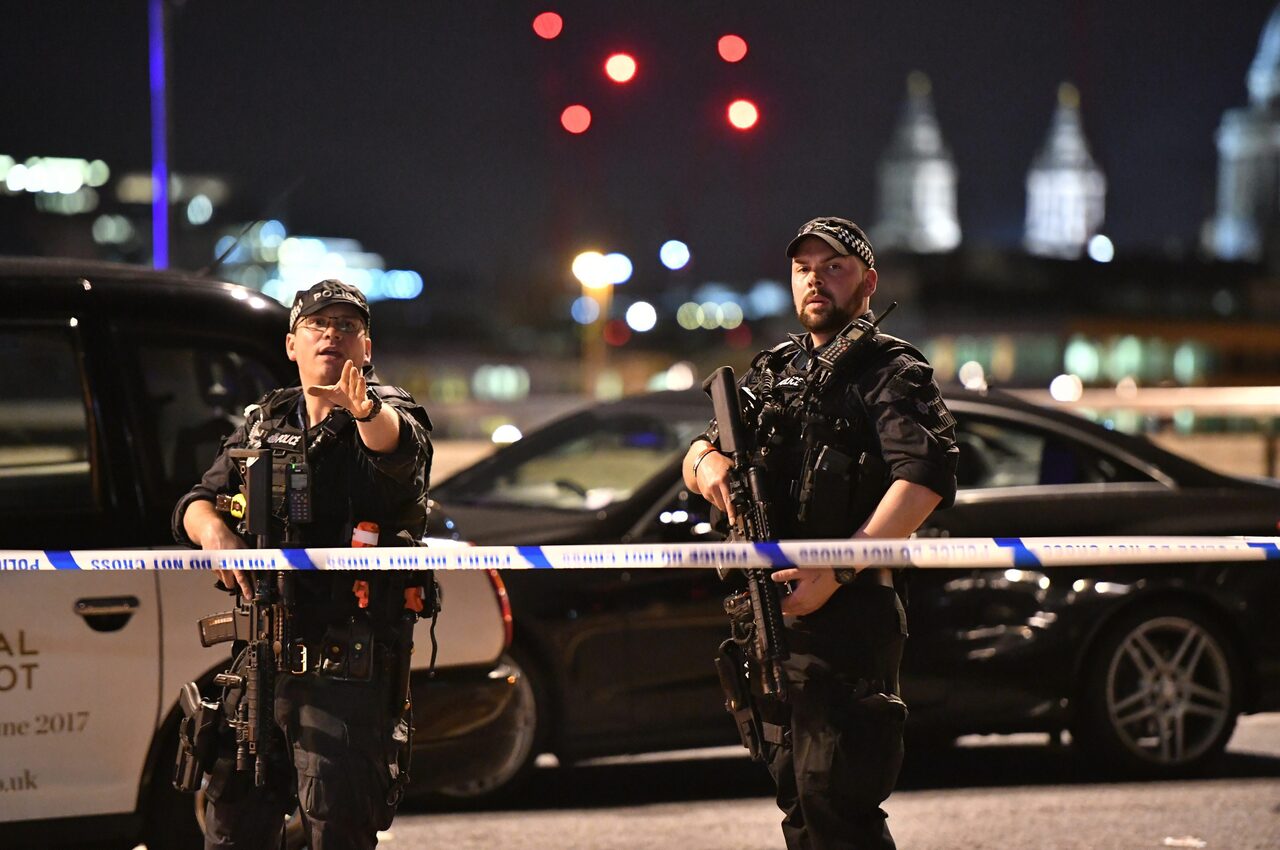 Dos miembros de la policía londinense, en el escenario del atentado. | Cordon Press