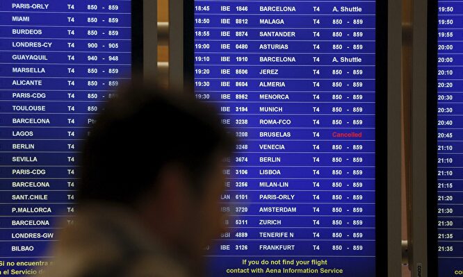 Paneles del Aeropuerto de Barajas-Madrid | Cordon Press