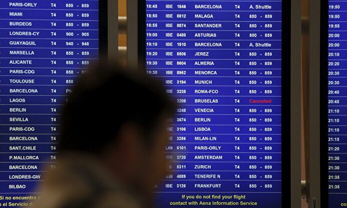 Un pasajero, delante de los paneles informativos del Aeropuerto Adolfo Suárez Madrid-Barajas. | Cordon Press